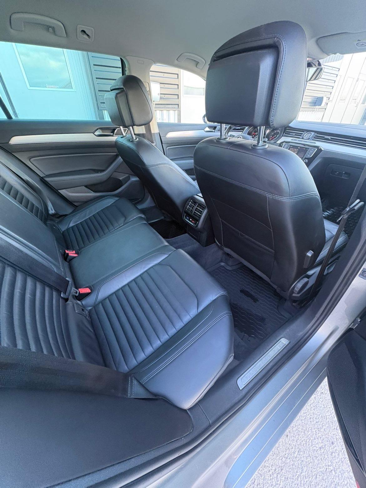 Rengjort baksäte i skinn i VW Passat efter Rekond +