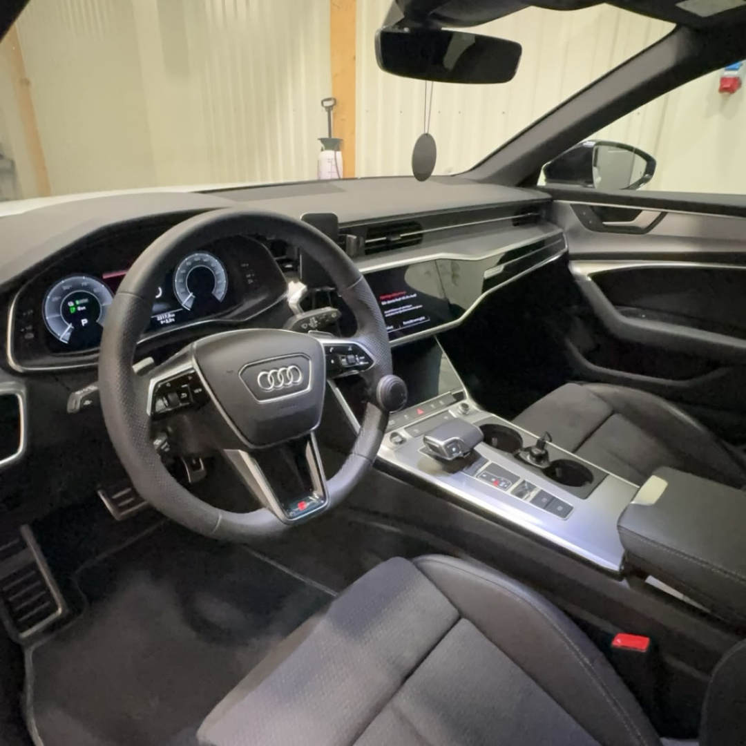 Rengjord förarplats och instrumentpanel i Audi efter Rekond +