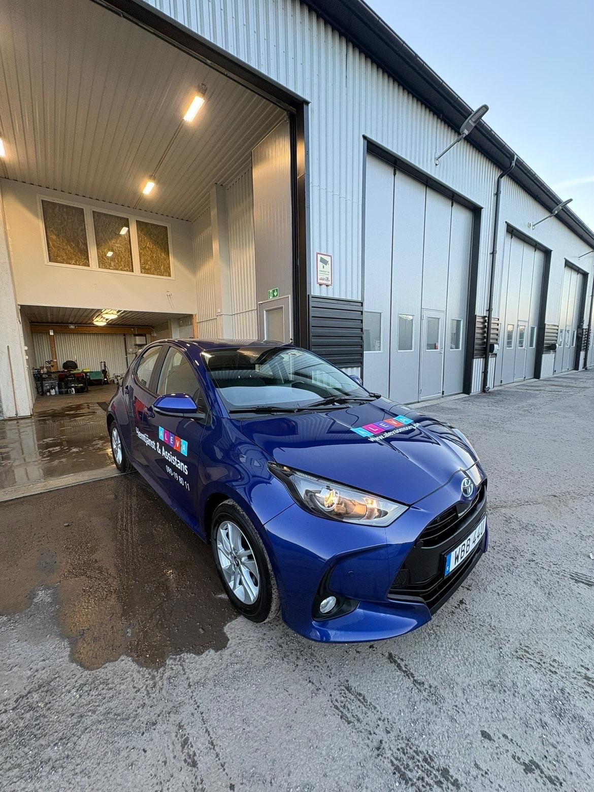 Blå Toyota Yaris nytvättad hos Qshine i Umeå