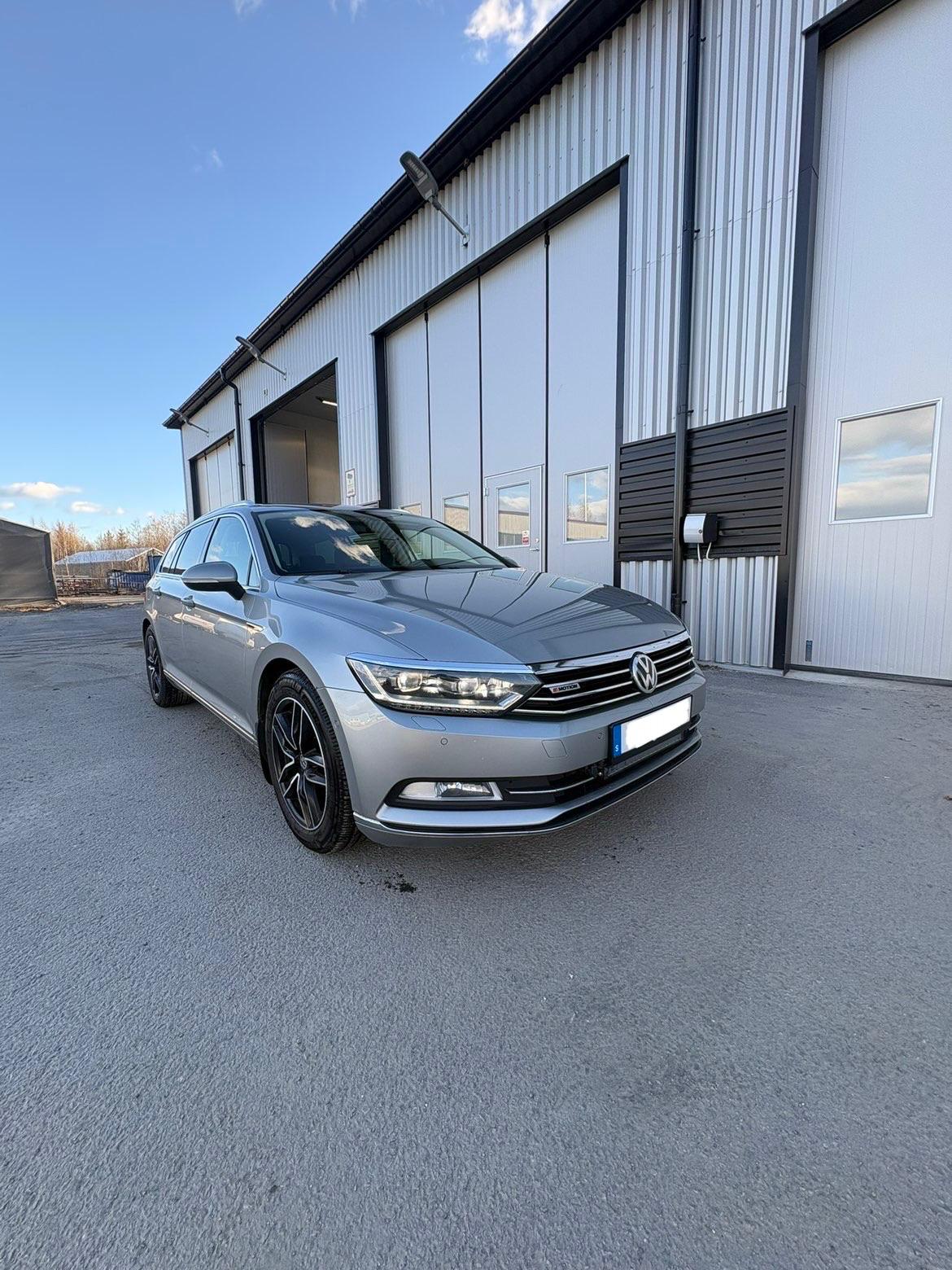 Nyrekonditionerad VW Passat utanför Qshines verkstad i Umeå