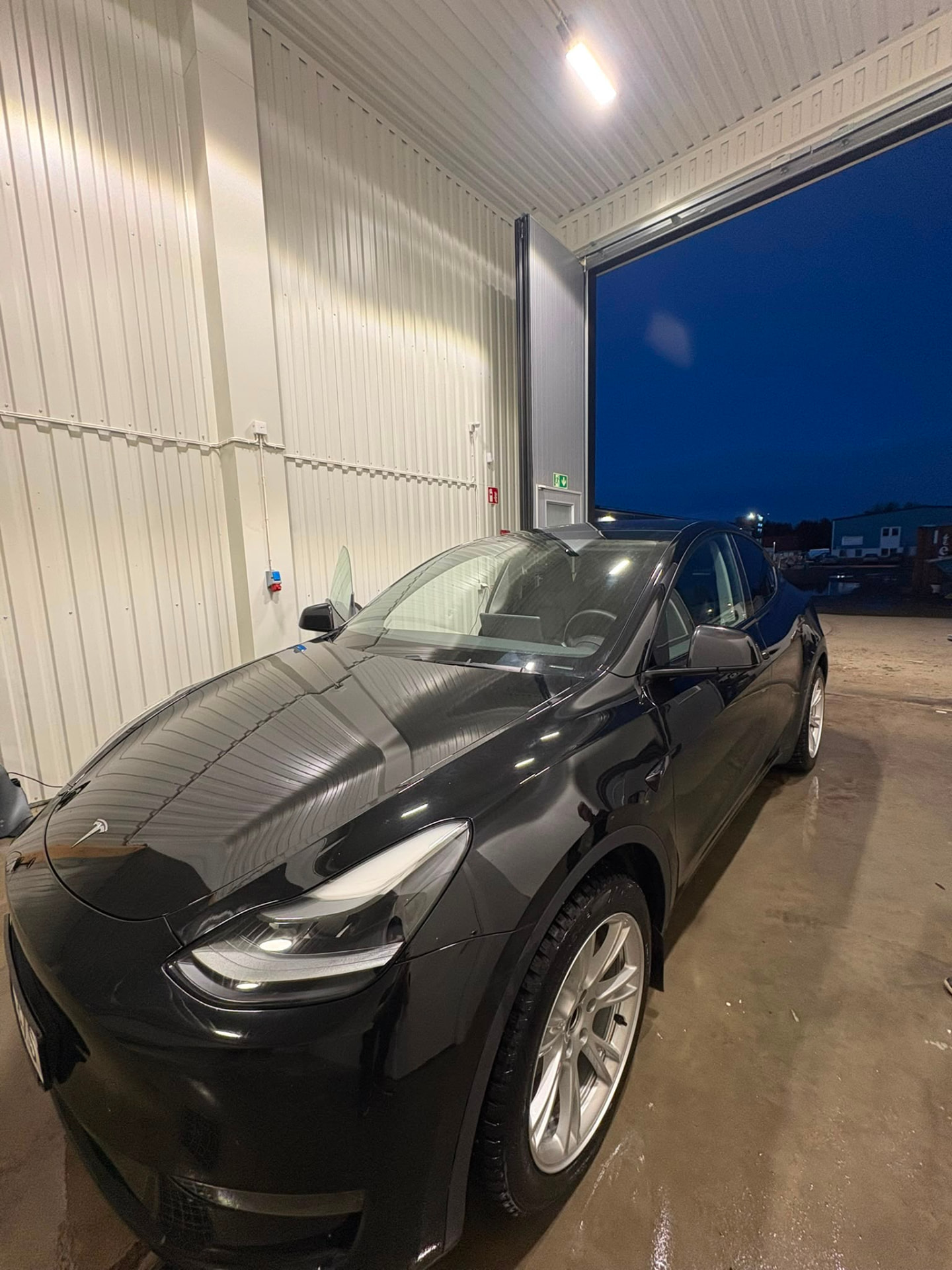 Nypolerad svart Tesla i Qshines verkstad i Umeå
