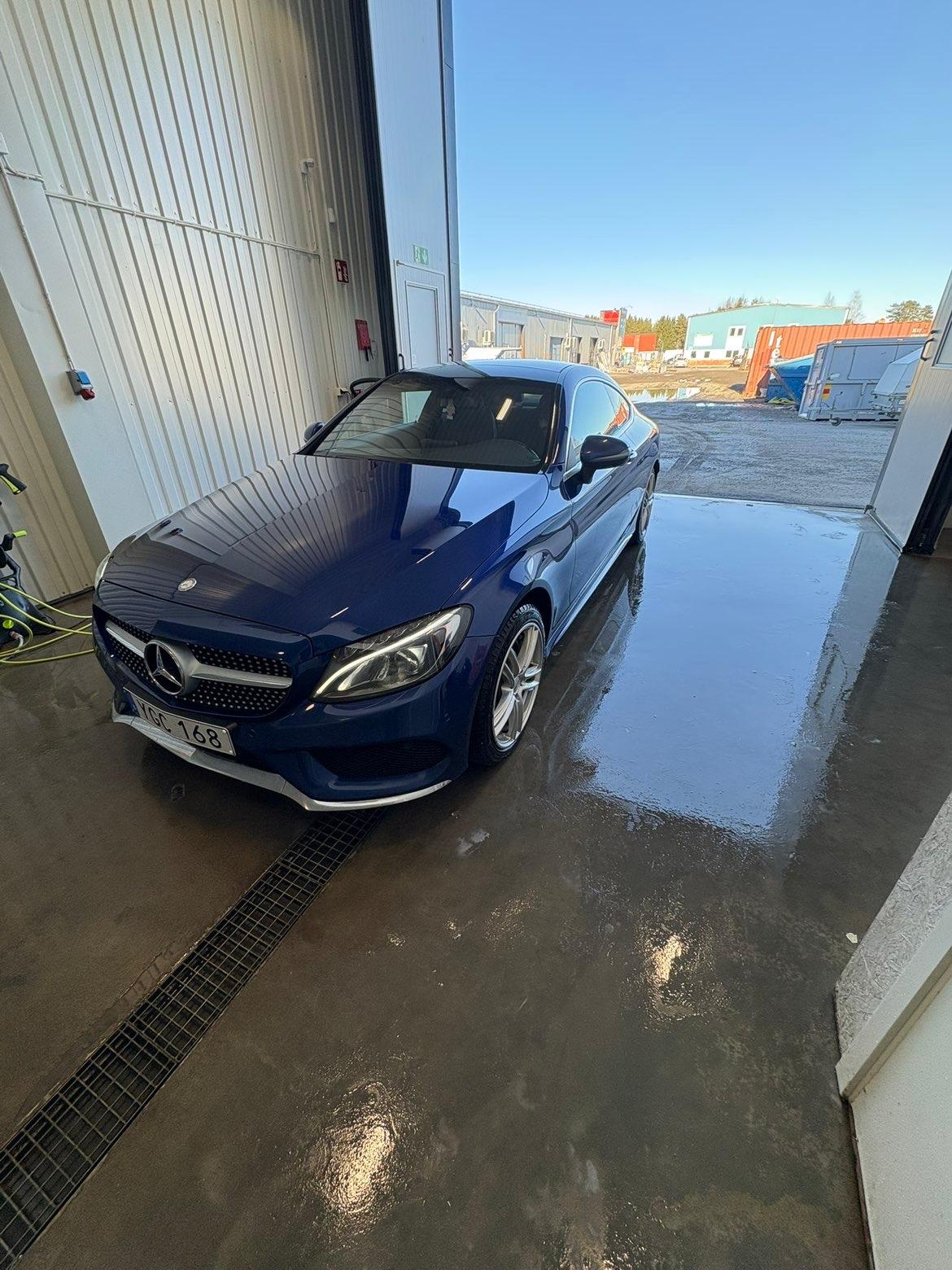Blå Mercedes C-Coupé efter utvändig tvätt hos Qshine i Umeå