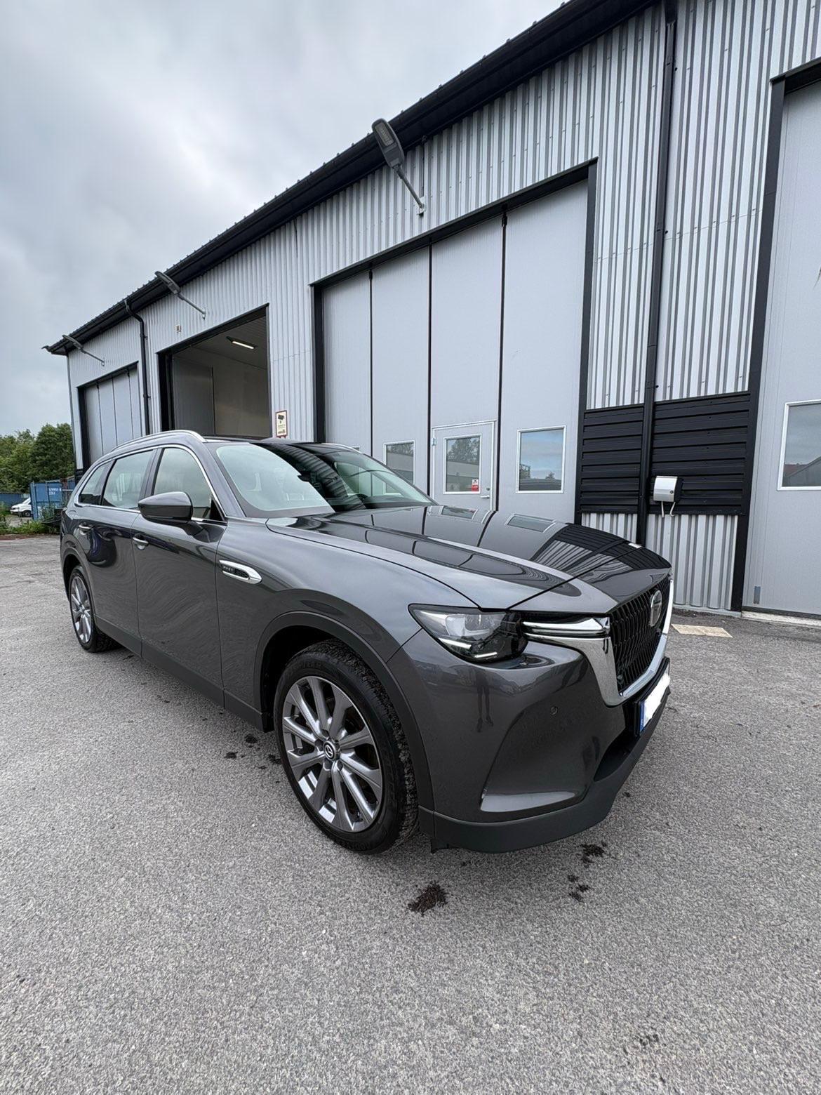 Rengjord grå Mazda CX-80 utanför Qshines verkstad i Umeå